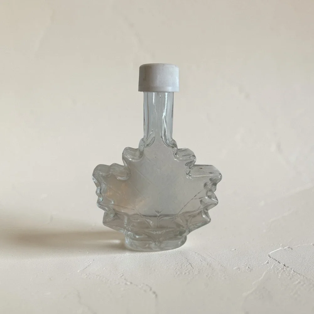 Clear‎ Glass Maple Leaf Shaped Bottle with White Screw Cap Small Syrup Jar Decor